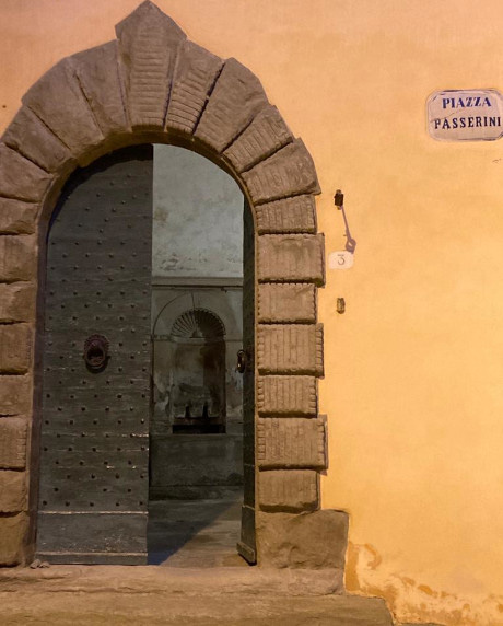 Foto del portone in Piazza Passerini, a Cortona