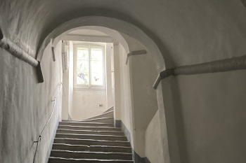 AeS - Photo 1, Escalier d’entrée de la maison historique